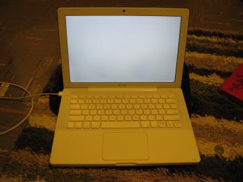 Macbook boots to white blank screen | Mac Forums