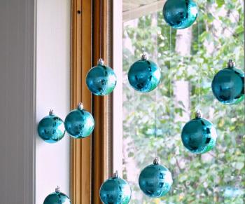 Dans le Lakehouse: Window Baubles: How to Hang Christmas Ornaments ...
