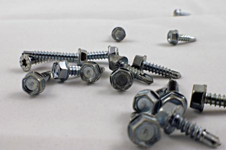 A pile of drill screws