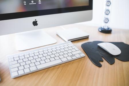 Apple iMac: close up of monitor, mouse and keyboard