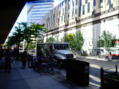 Brinks armoured car on Dundas, 2017 10 17