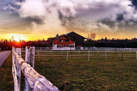 Brown Wooden Barn Under Cloudy Skie S