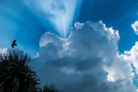 Caché derrière les nuages