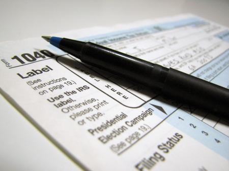 Closeup of a 1040 tax form and a pen
