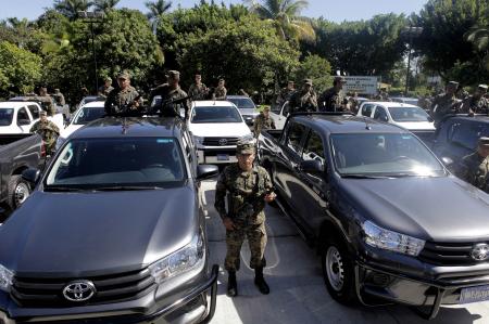 Entrega de vehículos a Fuerza Armada 10