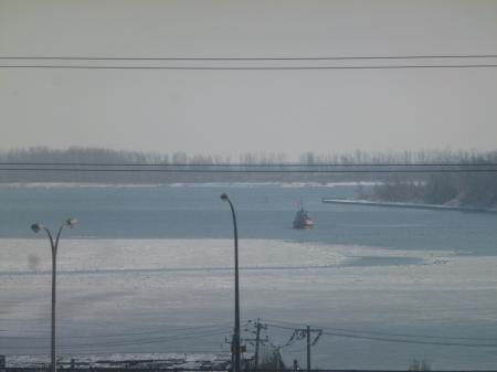 Fireboat William Lyon MacKenzie also breaks ice, Toronto harbour, 2013 12 27 (11)