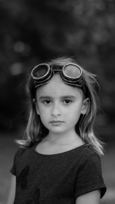 Girl Wearing in Black Scoop-neck Short-sleeved Shirt