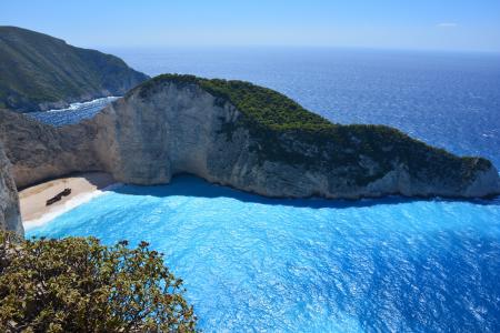 Green Island Near the Ocean during Daytime