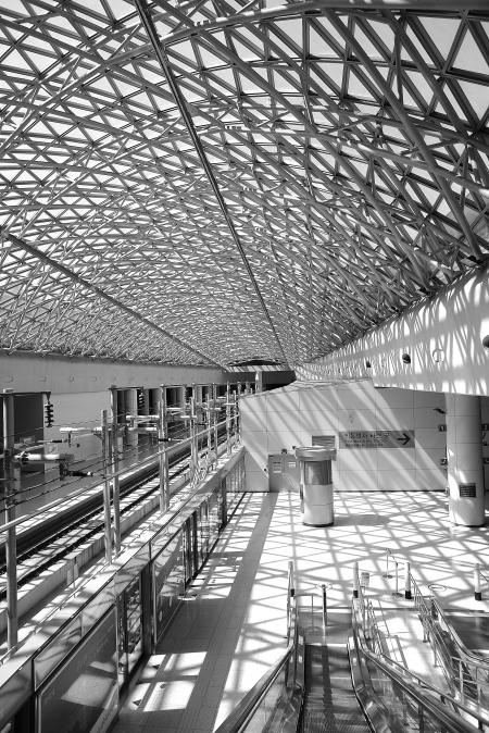 Grey Steel Frame Building Ceiling in Black and White Photograph during Daytime