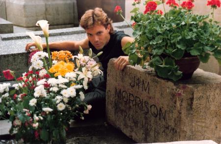 Ian Ayres @ Jim Morrison grave (July 1989)