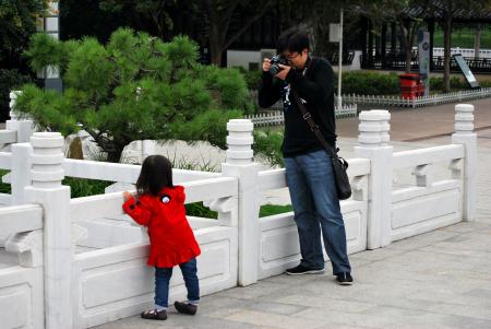 Kind wird fotografiert