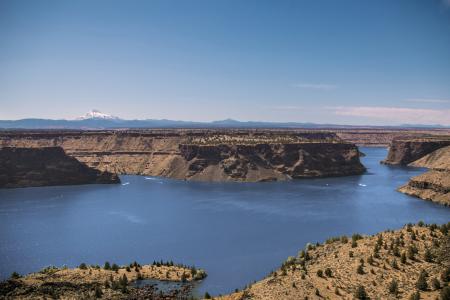 Lake Billy Chinook, Oregon, Speedboats on the River