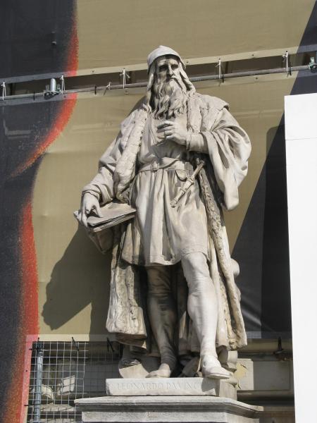 Leonardo statue