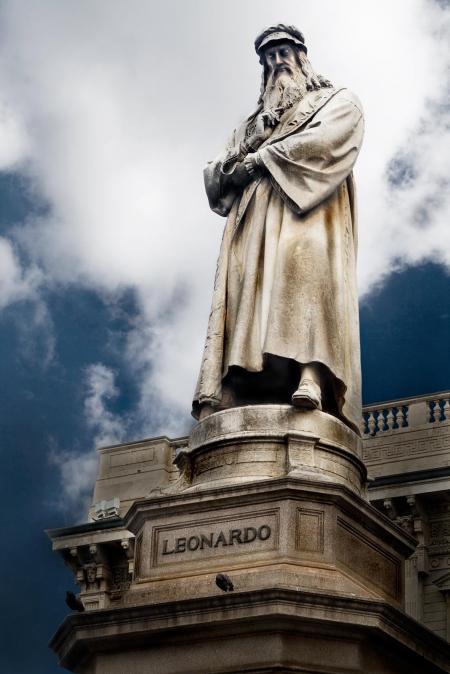 Leonardo statue