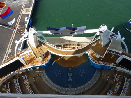 Oasis of the Seas ship-aquashow