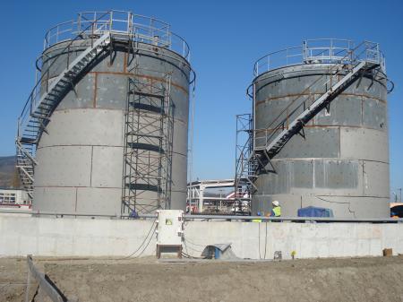 Oil storage tank