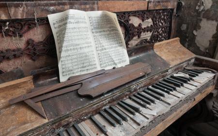 Old Piano