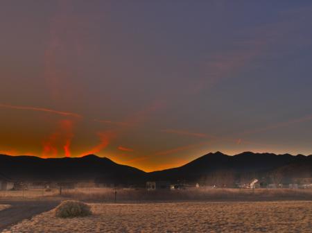 Peaks contrails (HDR)