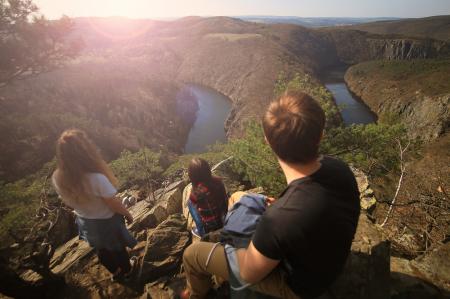 People on Top of Cliff With Water at the Bottom during Daytime