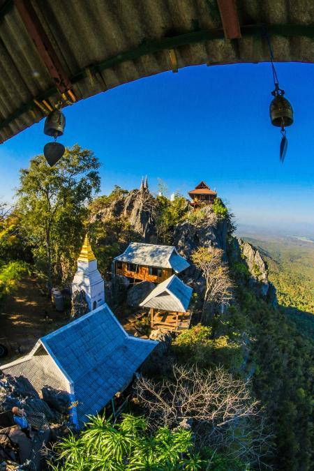 Photo Houses Near Edge of Cliff