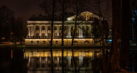 Photo of White House Near Body of Water