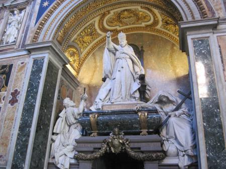 Pope statue inside the St.Peters Basilica