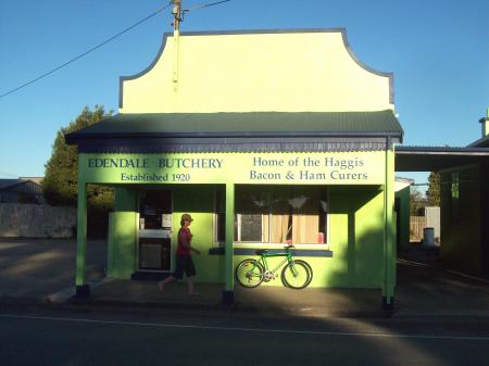 Raleigh 2100 Green Mountain Bike comes t