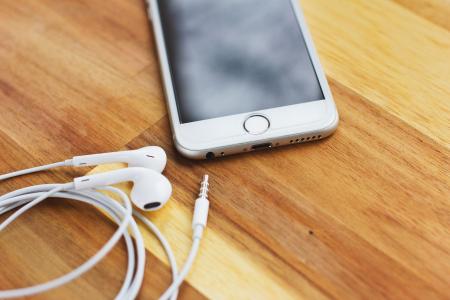 Silver Iphone 6 With White Apple Earpods