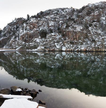 Snowy cliffs at Loddebo 2