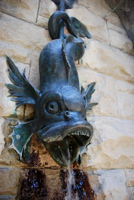 Spitting water fountains