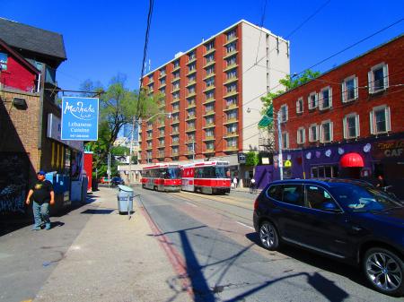 Strolling along Dundas, 2017 06 08 -ag