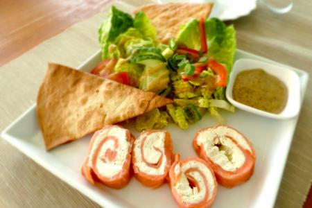 Vegetable Salad With Flat Bread