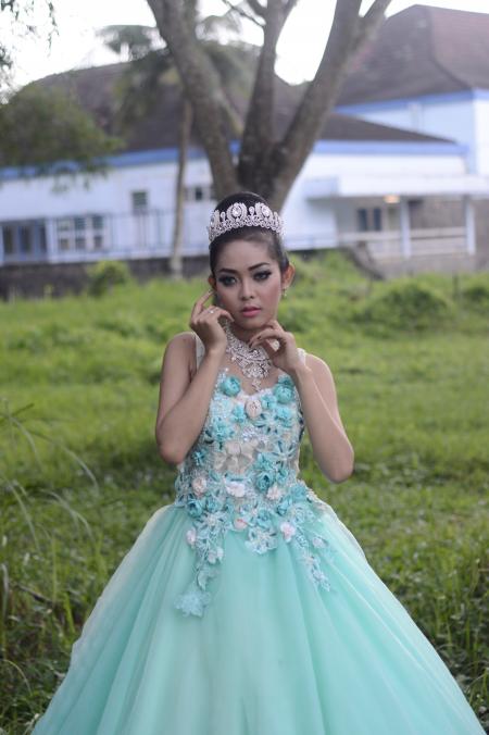 Woman Wearing Teal and White Floral Sleeveless Dress