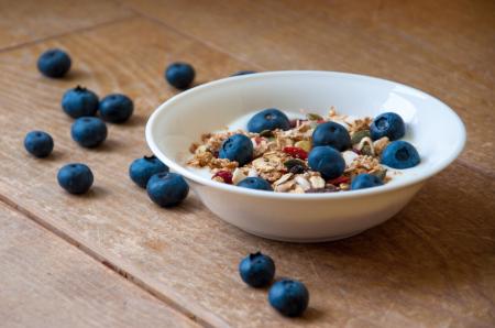 Yogurt with superfood granola