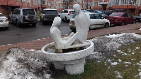 Скульптура семьи в посёлке Первомайское