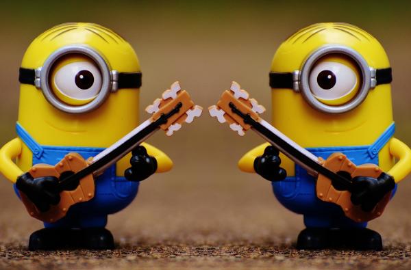 2 Minion Holding Guitar Toy