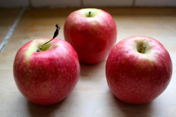 3 Apples