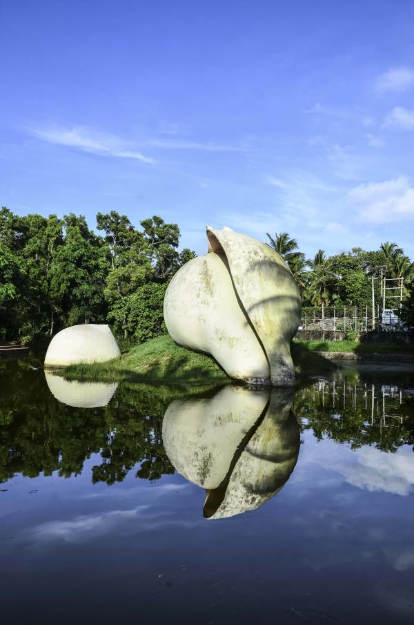 A hand maid conch shell statue