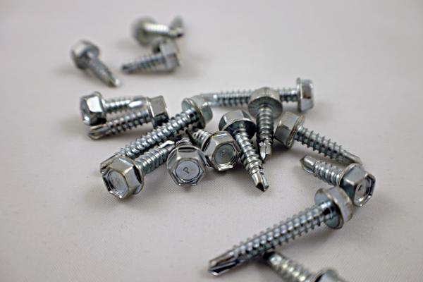 A pile of drill screws