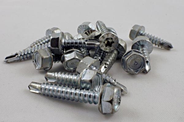 A pile of drill screws