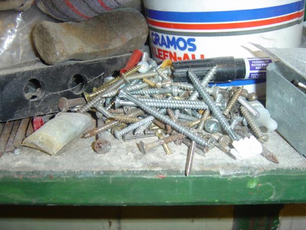 A pile of screws