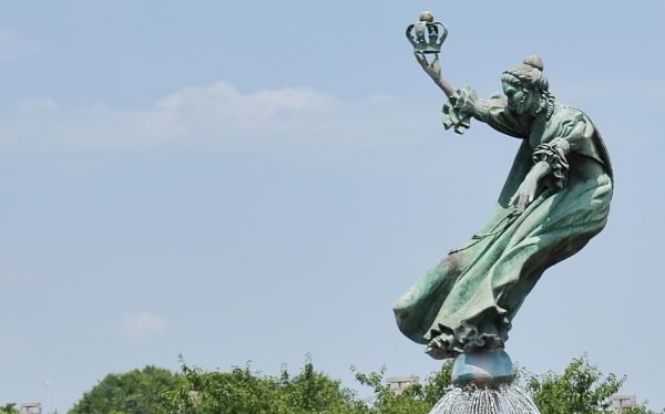 A statue at Charlotte Airport