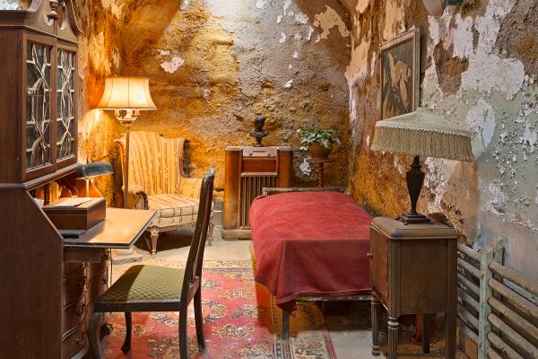 Al Capones Luxurious Prison Cell - HDR