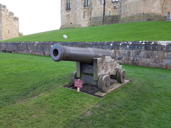 ALNWICK CASTLE CANNON