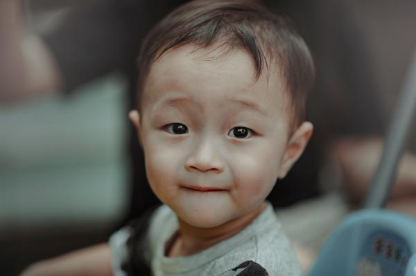 Baby in Gray and Black Crew-neck T-shirt Shallow Focus Photography