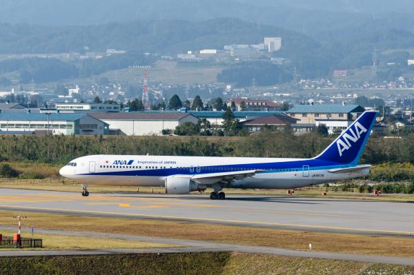 Boeing 767-381 (JA8579)