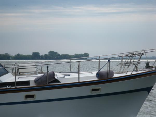 Cabin cruiser near Polson slip -b.jpg