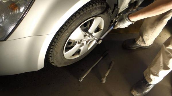 Car wheel bolts