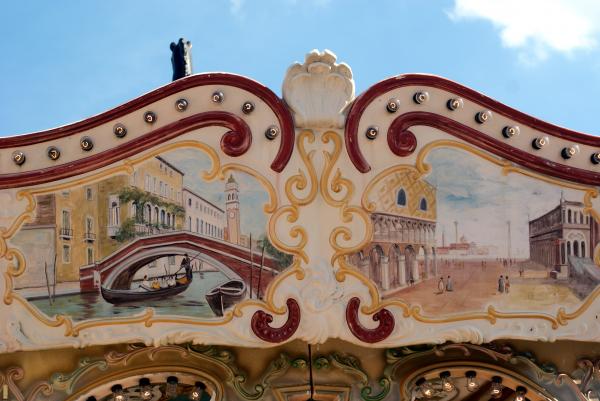Carousel crest - 3