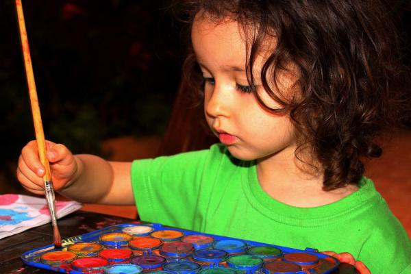 Child painting with aquarel